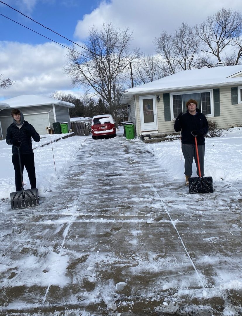 Proud to partner with The City of Stow to shovel elderly residents sidewalks! Thankful for the players &amp; coaches that are SERVANT LEADERS in our program. #UNcommon #HWPO