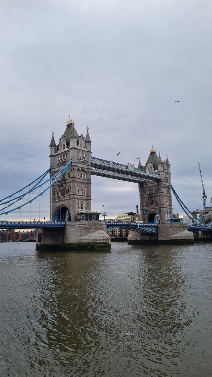 DeAndariegos's tweet photo. La construccion del puente de la torre duro 8 años entre 1886 y 1894 y se necesitaron 11.000 toneladas de acero para crear la estructura del puente #towerbridge https://t.co/Cs7a9jWQ7L