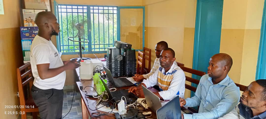 ChadrackLonde's tweet photo. Heureux d’avoir partagé notre expertise à 4 membres des @ASUREPManiema sur la gestion d’un site web et la communication digitale.

Les assises se sont déroulées du 18 au 20 janvier à Kindu. 

@Enabel_en_RDC, merci de nous avoir permis de faciliter ces assises. https://t.co/YRUoZMYI8N