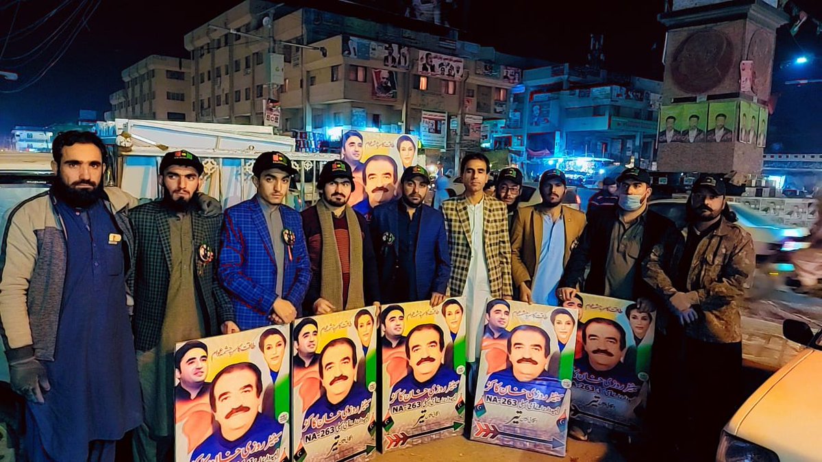BalochistanPyo's tweet photo. کوئٹہ: پیپلز یوتھ آرگنائزیشن بلوچستان کے صوبائی صدر عین الدین کاکڑ کے قیادت میں اپنے ٹیم کے ساتھ NA 263 کے نامزد امیدوار لالا روزی خان کاکڑ اور۔42 PB کی نامزد امیدوار سید داؤد آغا کا باچا خان چوک، قندھاری بازار جناح روڈ پر ان کا پینافلکس لگا رہے ہے ۔ https://t.co/7USxJg3Xv2