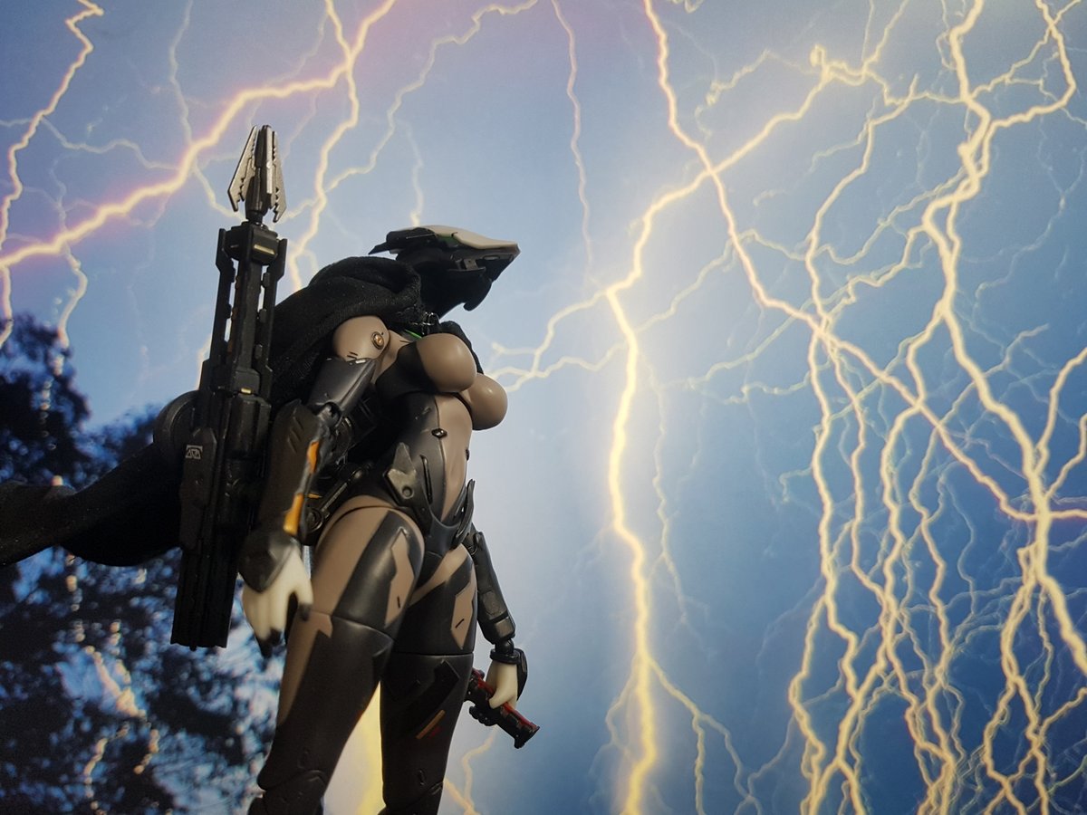 TheLocalBard's tweet image. The Assassin in some storms.

#SnailShellStudio #SnailShellAssassin #Assassin #Lightning #RobotGirls #ToyPhotography @wozhike