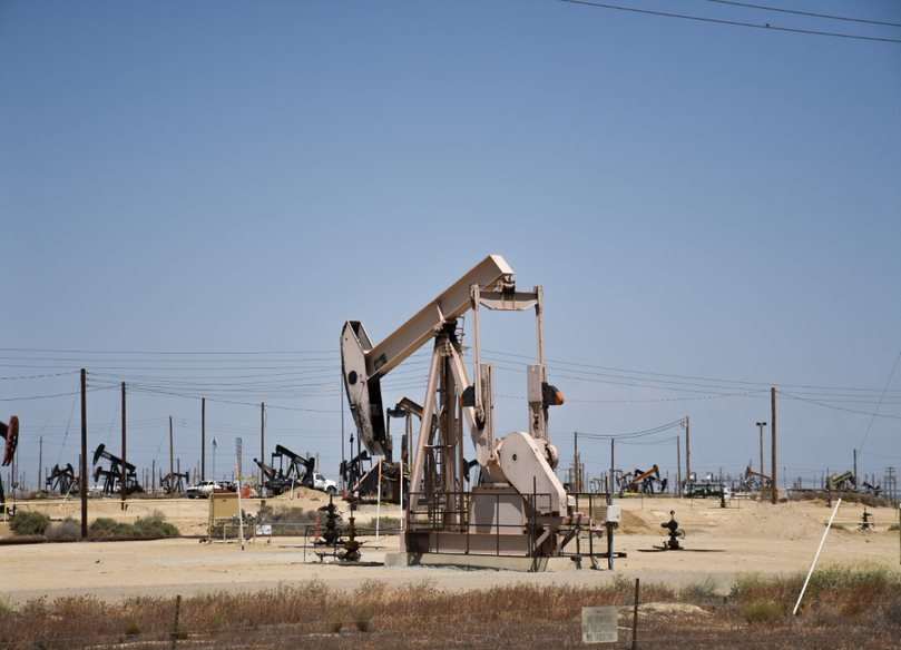 350NM's tweet photo. @ProgressNowNM #HENRC is debating #HB48 to increase the oil and gas future royalty rates. NM has been selling our oil & gas at a discount vs Texas’ rates for decades, giving excess profits to the fossil fuel industry. This bill would send those $$ to New Mexico schools instead. Simple. #nmpol https://t.co/1DkQKmn6bA