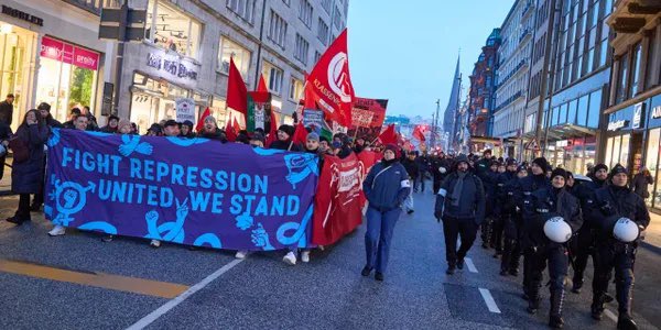 Deniz_Erguen's tweet photo. Wir waren 1.500 Leute auf der #Rondenbarg Demonstration, die Bullen die Demo mit 1200 Cops abgeschirmt. Zwei Hubschrauber, Räumpanzer, mehrere Wasserwerfer und nun lügen sie wieder, dass sie beworfen wurden, um ihre Masse zu rechtfertigen. 
Bullenschweine, Mörder, Lügner! #HH2001 https://t.co/P9YvfEfIk0