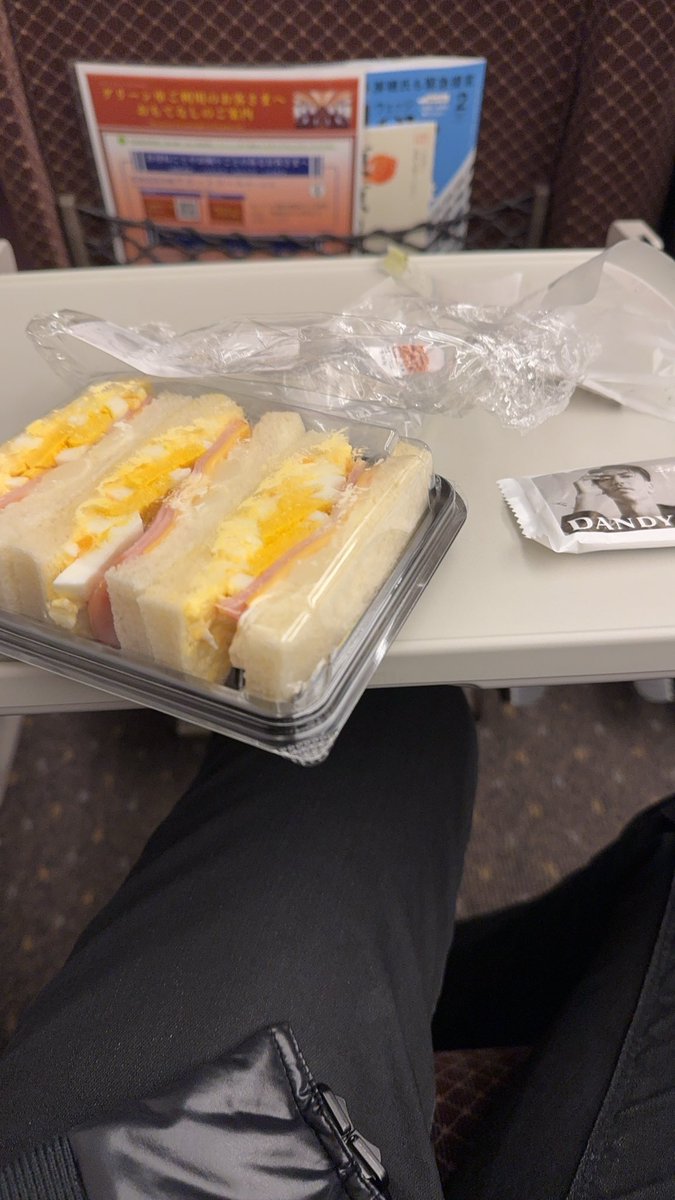 hikaru_casalert's tweet photo. 朝4時半おきでいま新幹線乗ってる
今日も明日も一日中バタバタで忙しい

余裕のない日が余裕のある表の姿を創り出してる
側から見たらヒカルは調子が良い、上手くいってると思われるけど
それらは全て何気ない日常を大切に生きてる積み重ねで実は絶好調というわけではない

ただ他より頑張っているだけ https://t.co/4jjPPmLE5U
