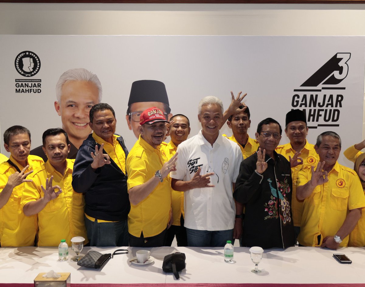 Alhamdulillah, banyak yg masih menjaga kewarasan nalar. Pengurus DPP, Caleg, dan Kader Golkar Ramai-ramai Dukung Ganjar-Mahfud

Kekecewaan atas pencawapresan Gibran oleh Golkar menjadi penyebab utama banyak kader Golkar yang berpindah haluan mendukung <a href="/ganjarpranowo/">Ganjar Pranowo</a>. 

Keputusan