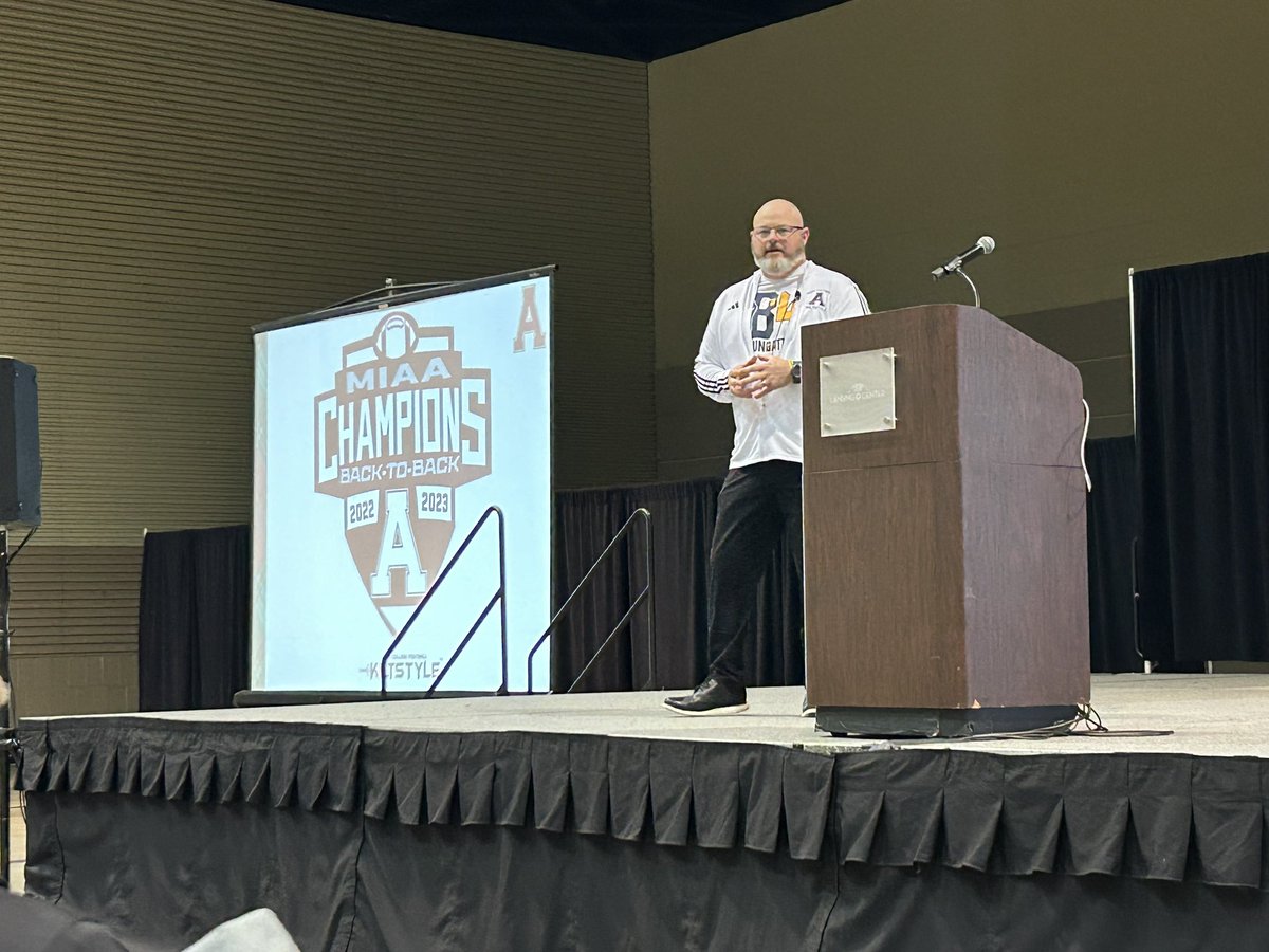 Had a great time at the Winners Circle Clinic learning from the best in the game. 🏈 ✍️ 💥