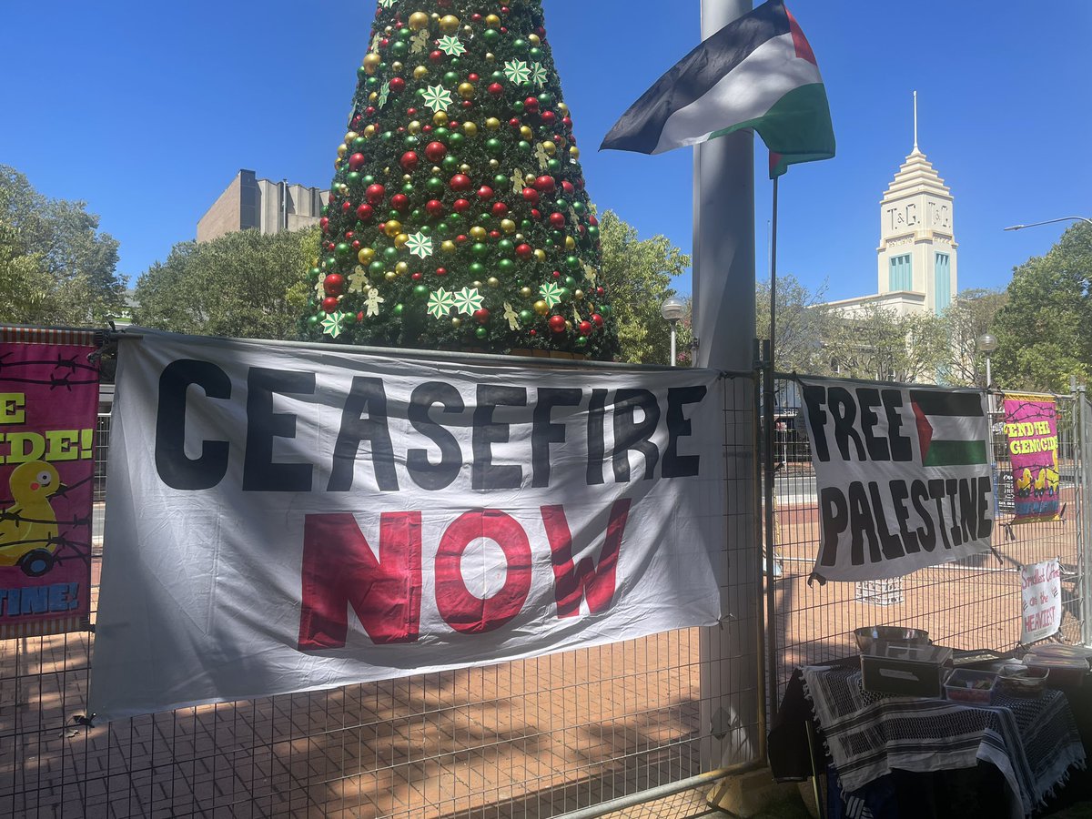 Banners at a picnic in Albury being held to support an end to bombing in Gaza.