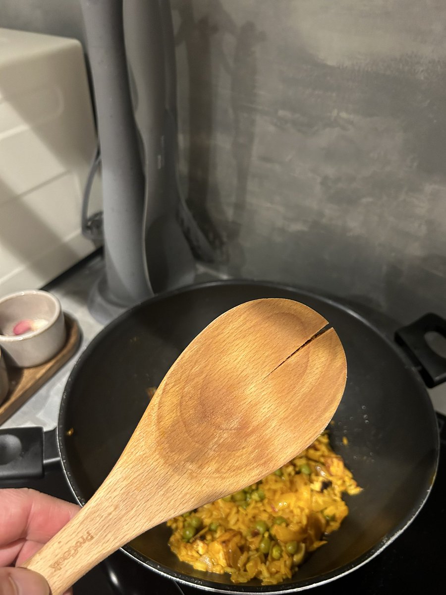 brandonbotha's tweet photo. @ProCookUK are the Procook wooden cooking spoons supposed to crack after 2 usages? Looks like my paella destroyed your spoon (somehow). Cooked on hob at less than max temperature. Don’t even cook at max. https://t.co/3tO5wrAYe7