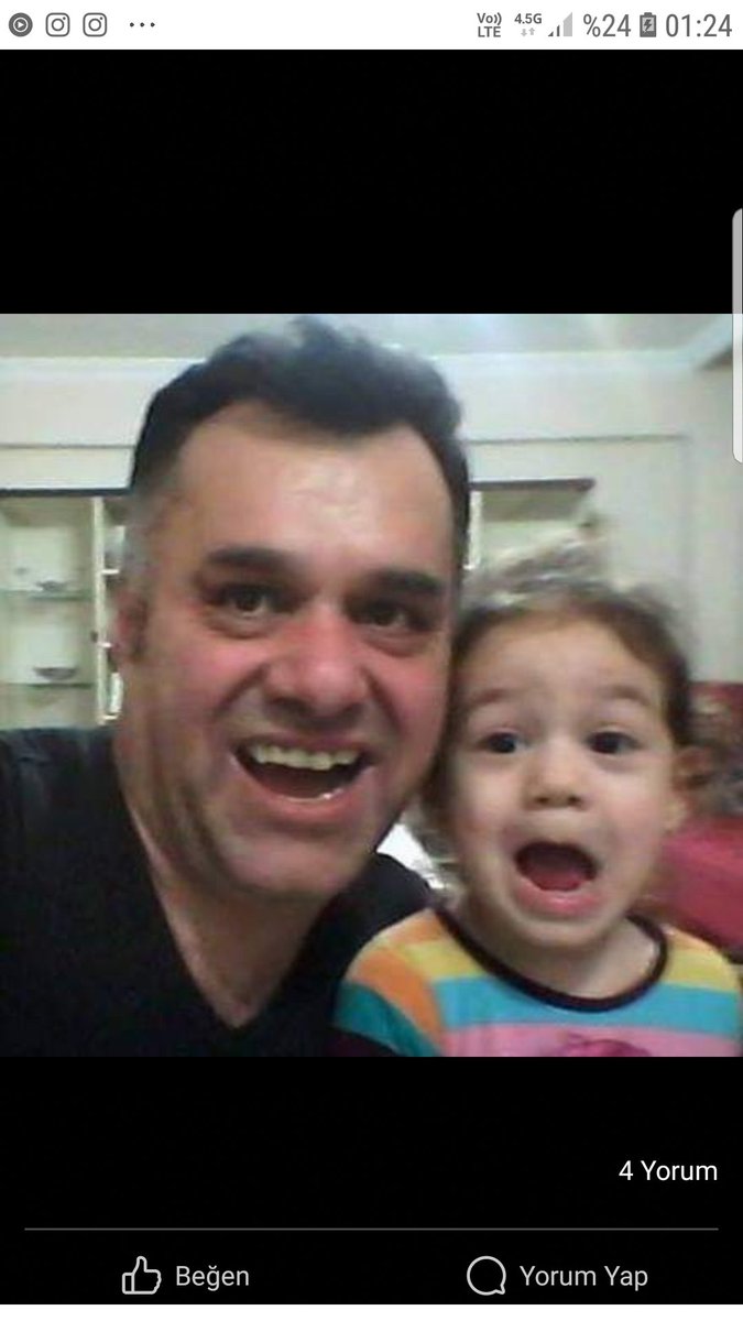 Şundan daha iyi bir mutluluk anı olabilir mi? Baba kız aynı saniyede aynı coşkuyu yaşıyor...