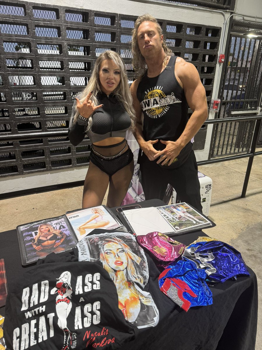 wwc_pr's tweet image. Fanáticos si ya están en la Pepin aprovechen y pasen por las mesitas de @TheMattCardona @RealNMarkova y @thebryanidol #Euphoria #WWC