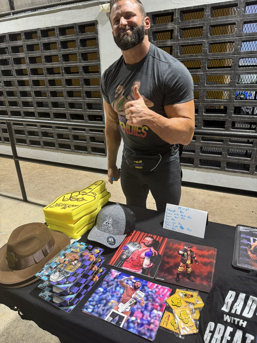 wwc_pr's tweet image. Fanáticos si ya están en la Pepin aprovechen y pasen por las mesitas de @TheMattCardona @RealNMarkova y @thebryanidol #Euphoria #WWC