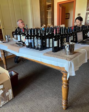 It's a remarkable late release that comes from a top vintage. The grapes are carefully selected to produce this bottle which is powerful &amp; structured. See more:
jamessuckling.com/wine-tasting-r…