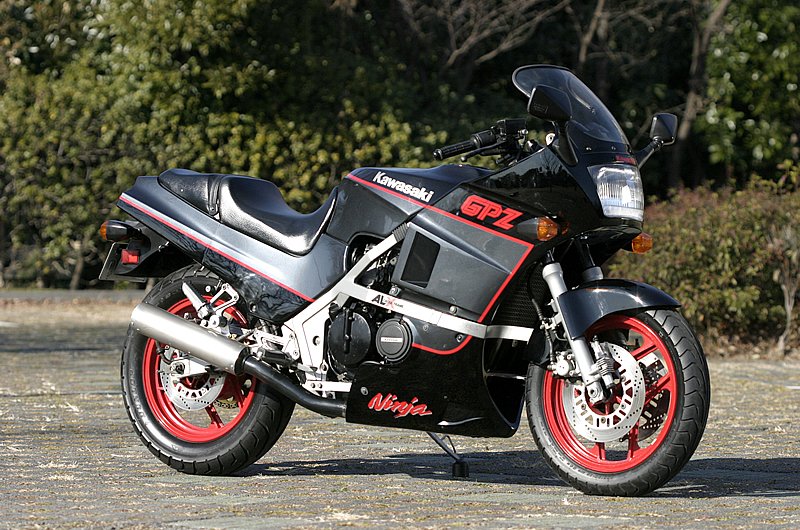 SV650_DRUM's tweet photo. 当時、極太だと思ってた
リアタイヤは、130/90 16インチ!(笑)
限定の黒/赤モデルが欲しかった・・・
発売されたばかりの
チタンマフラー
いい音してましたze!
#GPZ400R
#BEET
#NASSERT
#チタン
#パルスコーン
#エアロシャークフェンダー
#ダンロップ
#アローマックス https://t.co/yDrwRwyYbA