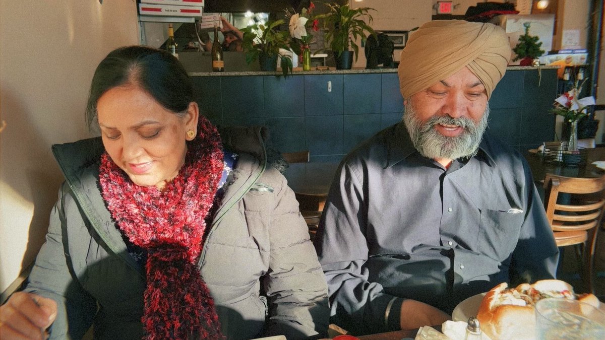 BigBoiDeep1's tweet photo. Anniversary lunch at their favorite spot. Bebe Bapu ❤️ https://t.co/NdXOLneDbB