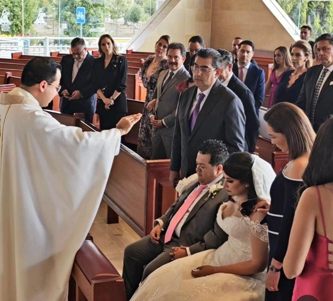 soprano_tonny's tweet photo. El amor siempre triunfa.
Amar, sobrevivir y seguir...
"Que vivan los novios"
📸 @Nigromanterueda https://t.co/ClgIPuquie