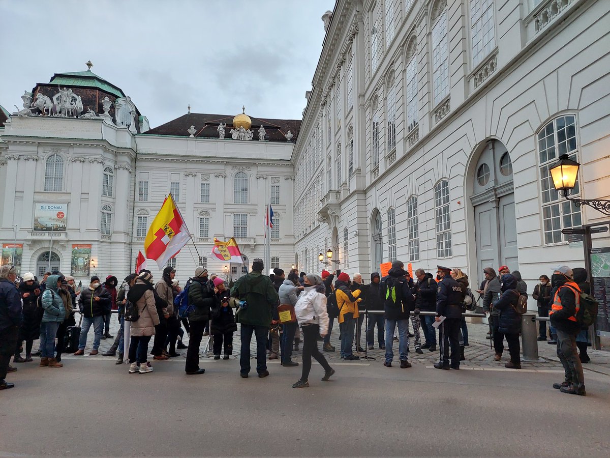 aneri2007's tweet photo. Der Tag hat für uns in der Früh auf dem Josefsplatz begonnen.
Wir wollten die Abgeordneten nicht nur begrüßen sondern auch gegen die Abstimmung protestieren.
Wir mussten den Platz verlassen, es waren auf einmal mehr Polizisten als Demonstranten.
#w2001 https://t.co/IbzkYWj77e