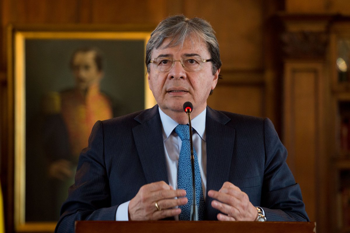 santiuribedel10's tweet photo. 🧵 Hilo de cuando burlarse y alegrarse de la muerte de Carlos Holmes Trujillo estaba bien.⬇️ 

𝐒𝐢́𝐠𝐮𝐞𝐦𝐞 𝐩𝐚𝐫𝐚 𝐦𝐚́𝐬 𝐡𝐢𝐥𝐨𝐬! https://t.co/HRfh6lFHJT