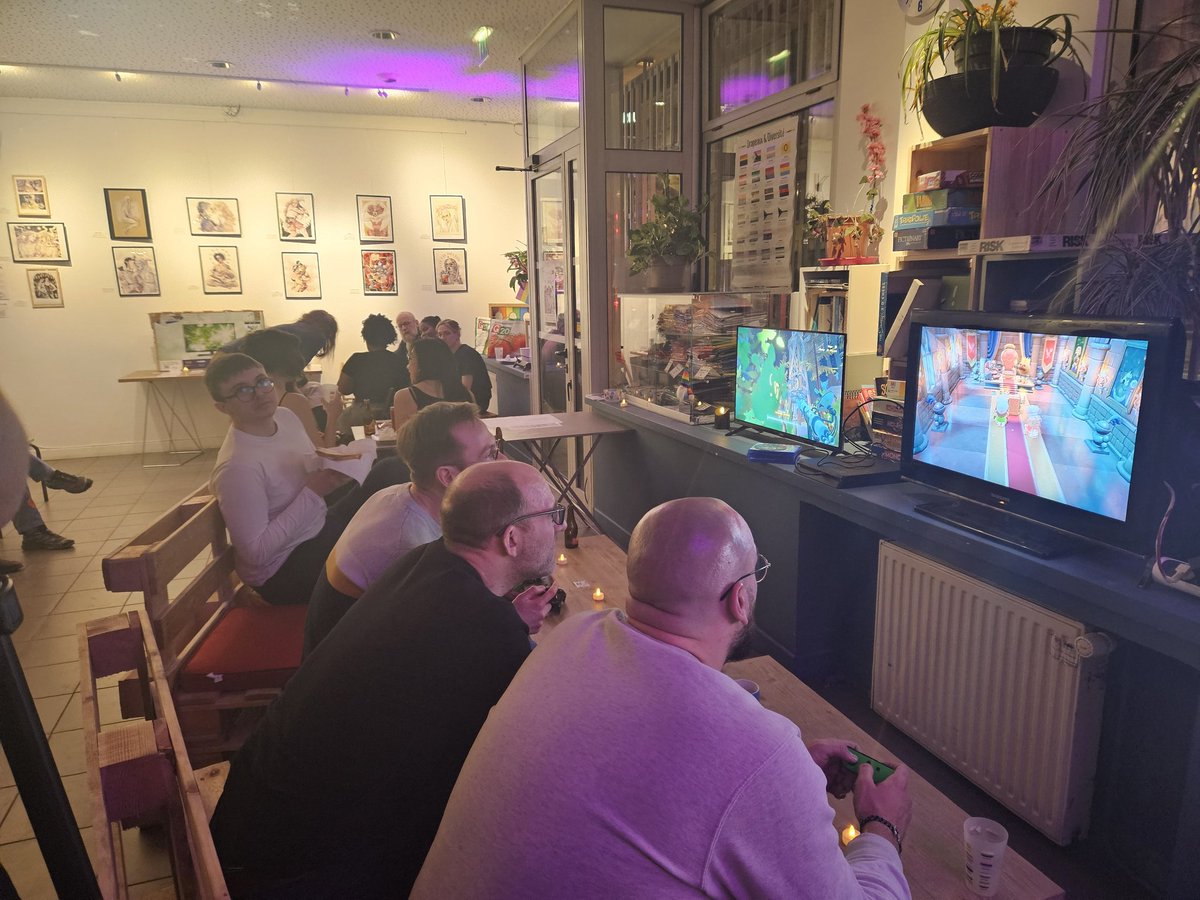 Quizz, blindtest, just dance, jeux videos, à boire, à manger, des sourires et tellement de bonne humeur !!! 
Cette soirée inter-asso avec <a href="/afrogameuses/">Afrogameuses</a> et <a href="/NextGaymer/">nextgaymer</a> est au top !!! Et c'est pas fini 🎵🎵

D'autres photos seront postées plus tard 😉