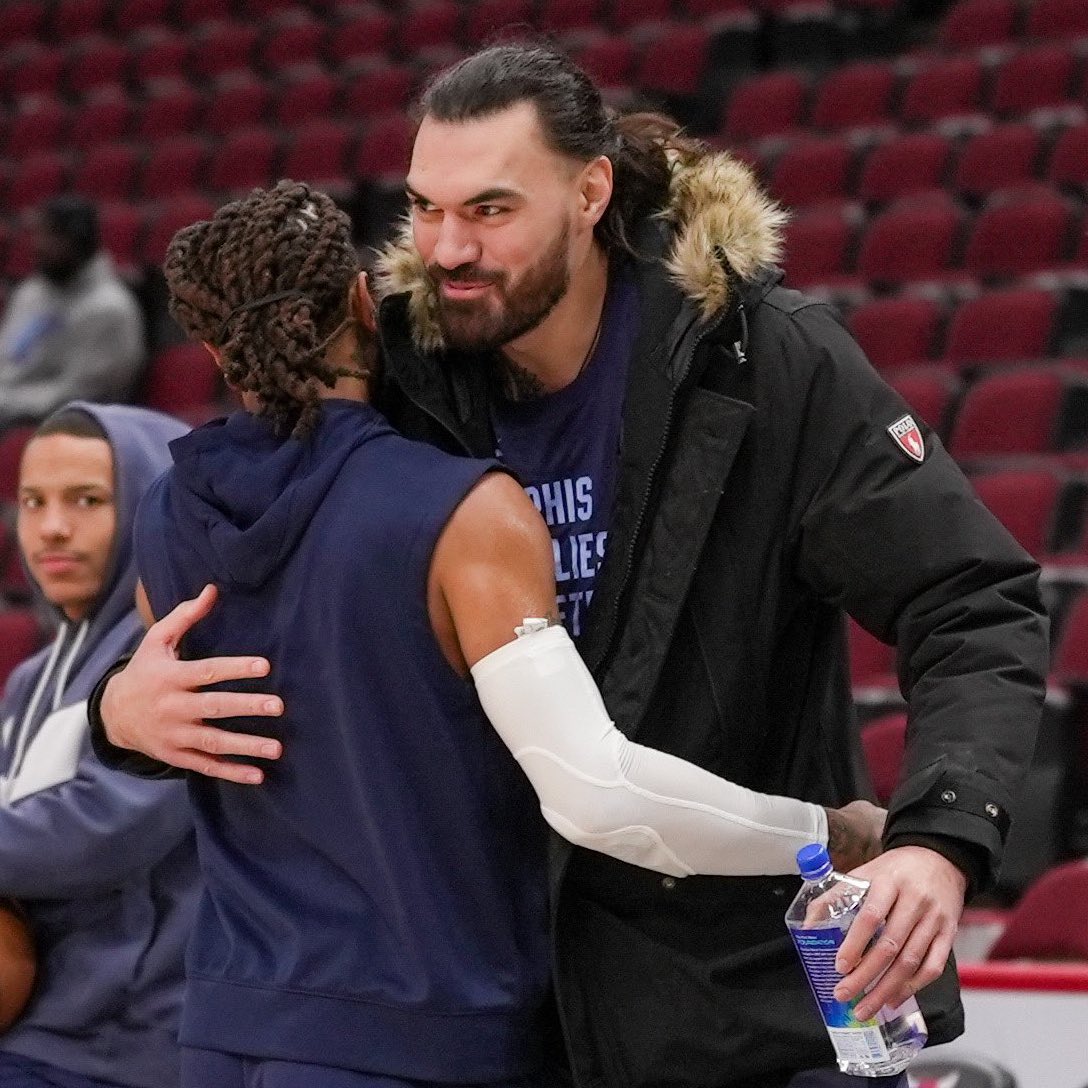 Grizz_Lead's tweet image. Steven Adams is back with the Grizzlies and will be on the bench tonight in Chicago.

YOU LOVE TO SEE IT. 🤞🥝