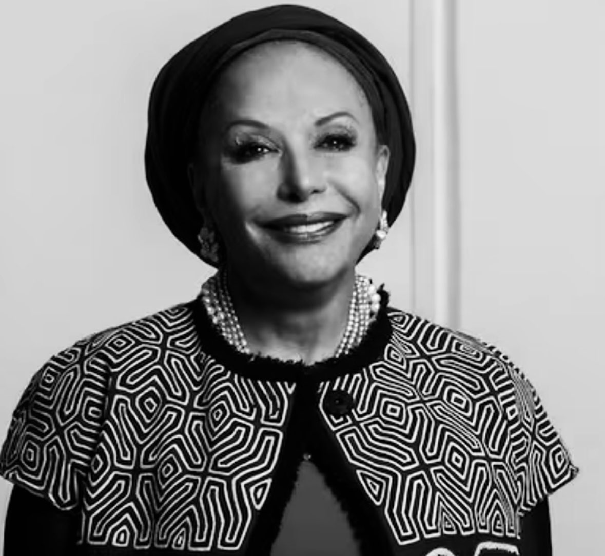 NubiaCarolinaCC's tweet image. “La guerrera, levantó su mano
señalando hacia el infinito
La guerrera, dice que estas lagrimas
son la risa del mañana que espera
La guerrera, cabalgando entre las nubes
Me ha enseñado que estos prismas terrenales
No son nada, comparado con mi pueblo
Que desde sus entrañas…