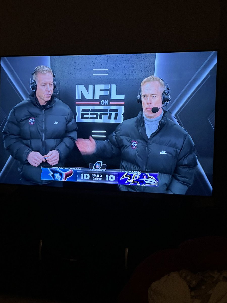 Is Joe <a href="/Buck/">Joe Buck</a> wearing a dickie? 
#cousineddie