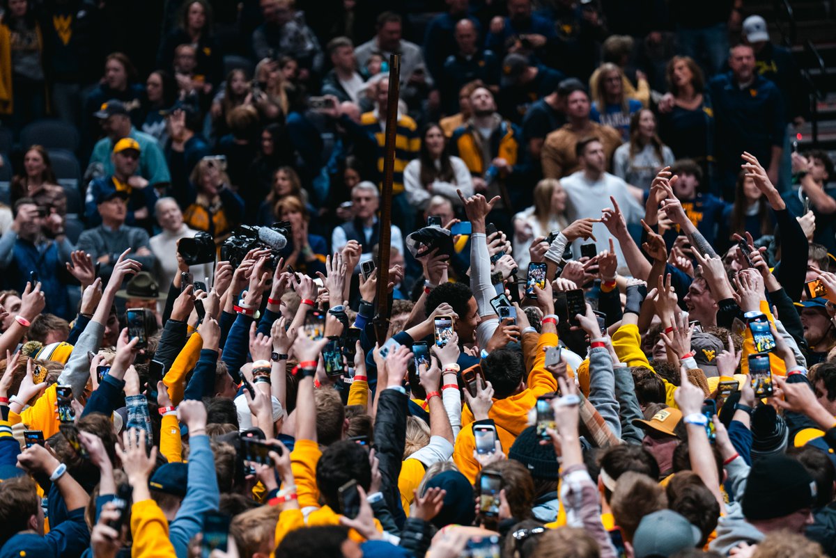 WVUhoops's tweet photo. Storm warning 🙌

#HailWV https://t.co/xjyxBVLiG9