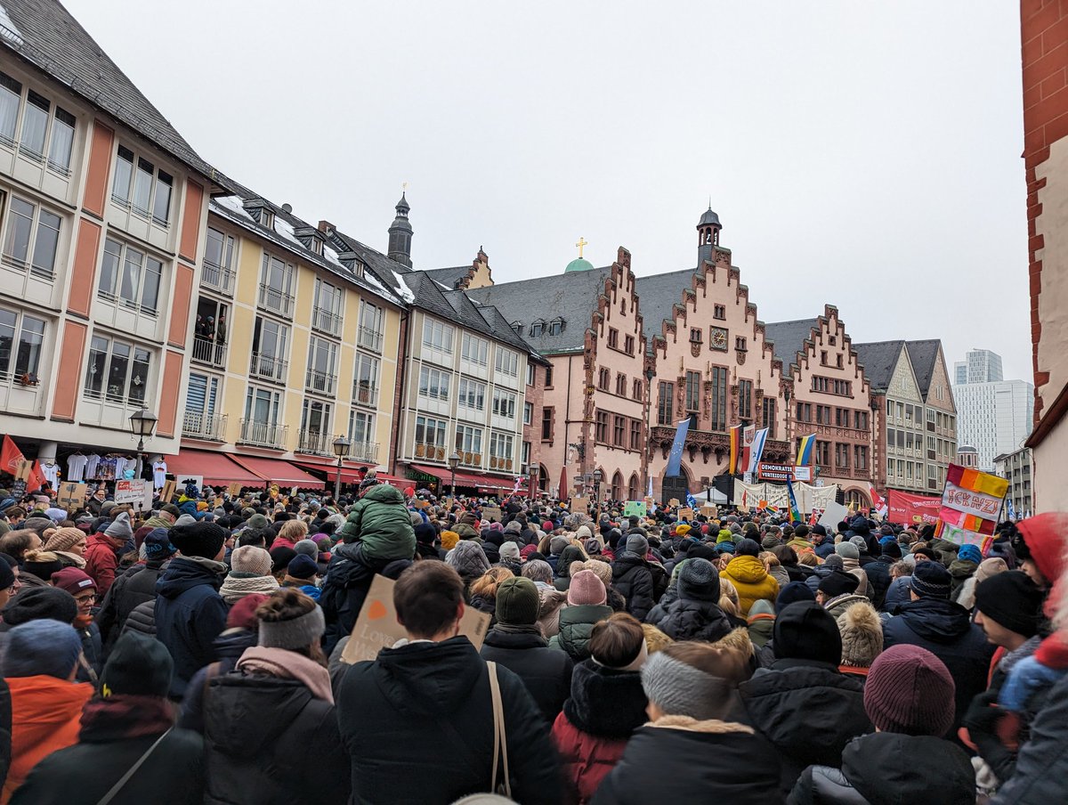 rantingandlove's tweet photo. Gerade wurde mein Fuß operiert, aber dank stabiler friends hab auch ich es heut auf die Demo in #Frankfurt geschafft - und bin einfach nur gerührt. Das Einzige, was wir jetzt nicht brauchen, ist legalistischer Pessimismus: https://t.co/SemNqCTCVB
#NieWiederIstJetzt #ffm2001 https://t.co/eO5ZLMhCdf