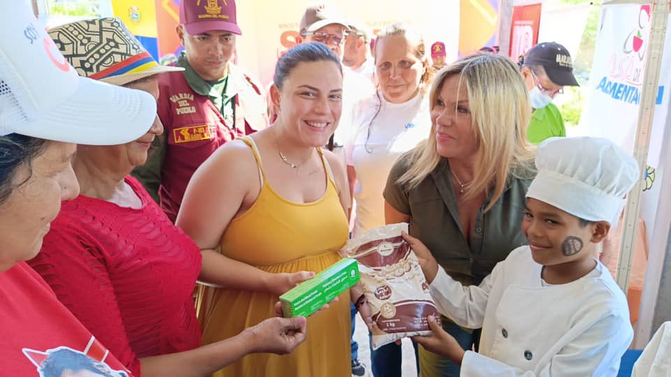 NANCYCANDANGA_'s tweet photo. Sistema de Misiones y Grandes Misiones se desplegó en el Urbanismo Luisa Cáceres de Arismendi, Municipio Santiago Mariño en Nueva Esparta. @nicolasmaduro @CarnetDLaPatria @Asamblea_ven  @partidopsuv @Alessandrellove https://t.co/XfgdpUphkS