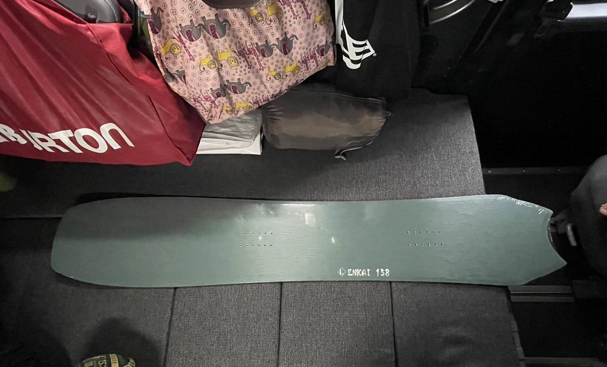 福袋で当選した板が届いたー😀
待ちきれなくて車泊中のスキー場に妻経由で届けてもらった！😁
ENKAI158！
メローに楽しみます😊😊　　
#Lehman_Stick