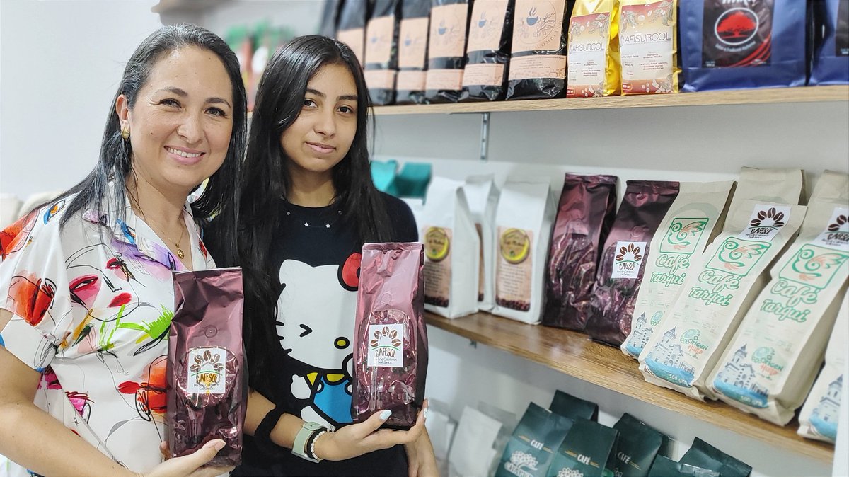 UsolidariaCo's tweet photo. #Neiva| En el primer Mercado de la Red Solidaria del Café #CAFESOL nuestro director @mao_rodriguez1 destacó que esta tienda representa el modelo de industrialización solidaria que propone el presidente @petrogustavo en el que el productor campesino es el dueño de la industria🧵 https://t.co/v7j2wD0vpY