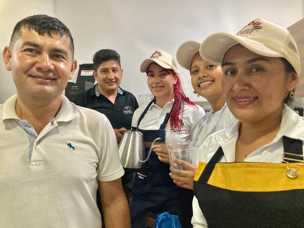 UsolidariaCo's tweet photo. "Hoy le hago una invitación a las asociaciones y productores que hacen parte de #CAFESOL para que lleven sus productos a las tiendas solidarias de regiones como el Caribe colombiano, al Cauca, Antioquia, Bogotá y demás ciudades del país". https://t.co/nWKW64qis9