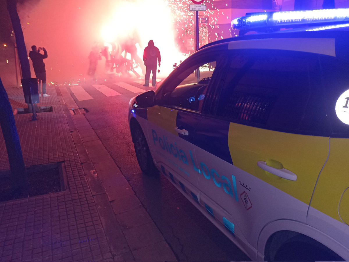 Hem estat presents al llarg del recorregut dels correfocs #FestaMajorHivernSVH per garantir la seguretat de les persones assistents. Agraïm la col·laboració dels voluntaris @Adf102santvi i de @bomberSVH, presents durant tot l'acte.