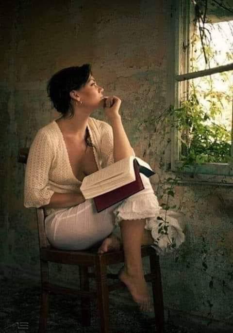 PONIÉNDOME VIEJA ?

Te estas volviendo vieja me dijeron, has dejado de ser tú te estas volviendo amargada y solitaria .
-No, respondí .
No me estoy volviendo vieja me estoy volviendo sabia. 
He dejado de ser lo que a otros agrada para convertirme en lo que a mi me agrada ser, he