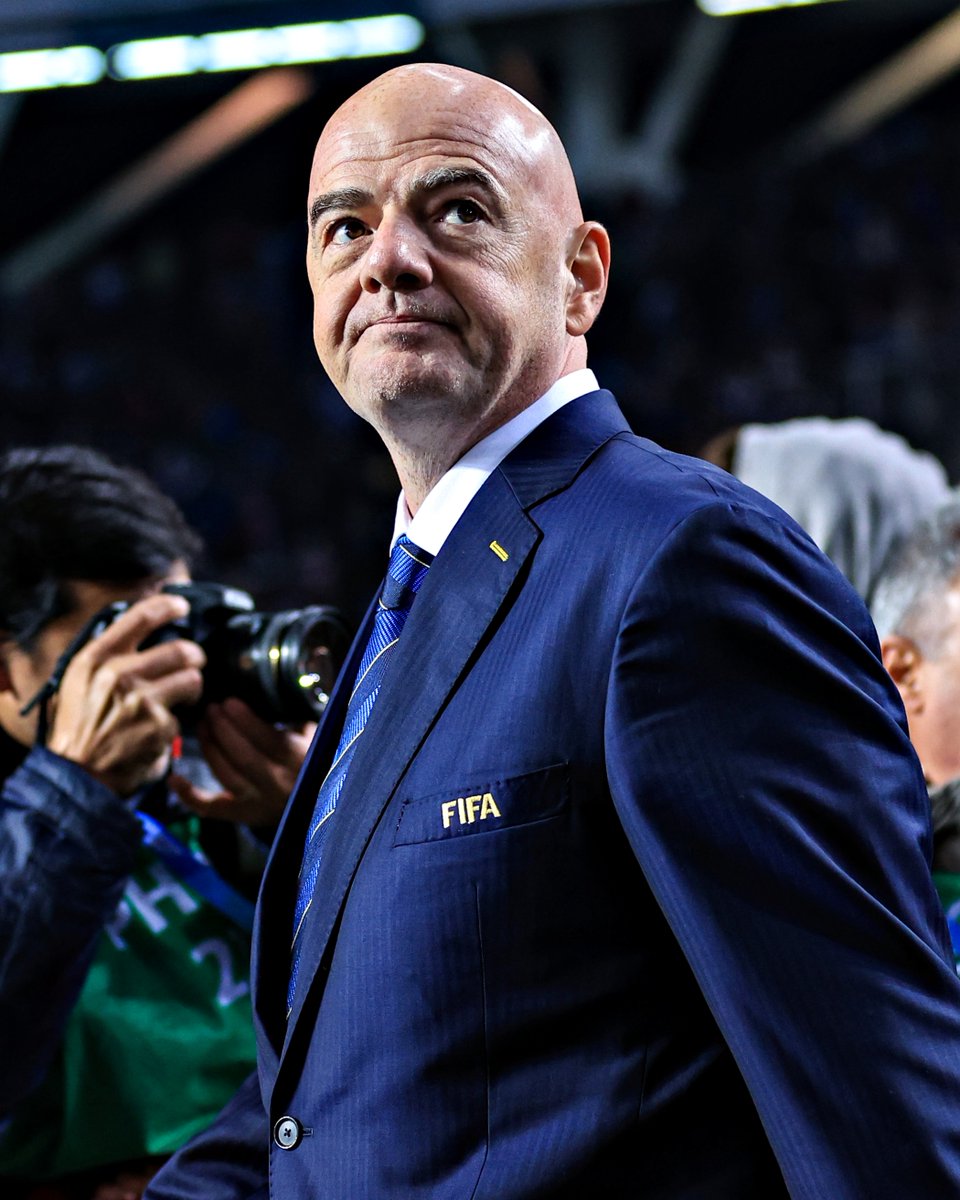 B24PT's tweet photo. Gianni Infantino, presidente da FIFA, defende que seja imposta derrota automática à equipa cujos adeptos entoem insultos racistas e provoquem o abandono de um jogo. https://t.co/X5eOtHwlQT