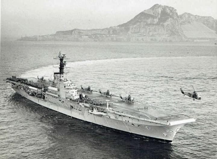 The Centaur-class commando carrier HMS Bulwark operating its Wessex V helicopters of 845 RNAS with 41  #Commando Royal Marines off the East side of #Gibraltar c 1969 ~ 🇬🇮🇬🇧🏴󠁧󠁢󠁥󠁮󠁧󠁿⚓️

#aircraftcarrier #Gibraltar #RN #RockofGibraltar