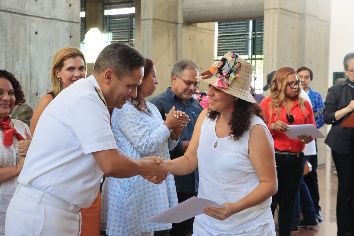 ArmadaFANBVzla's tweet photo. #AlMomento 📣 Con "Viento en Popa" la Galería de Arte Nacional @reddearte clausuró la Exposición Artesanal dedicada a la Épica Bicentenaria "Batalla Naval del Lago de Maracaibo", acto presidido por el ALM @NeilVillanvs, Cmte Gral de la @ArmadaFANBVzla.

#TerritorioSoberanoYSeguro https://t.co/WQwi2neLRo