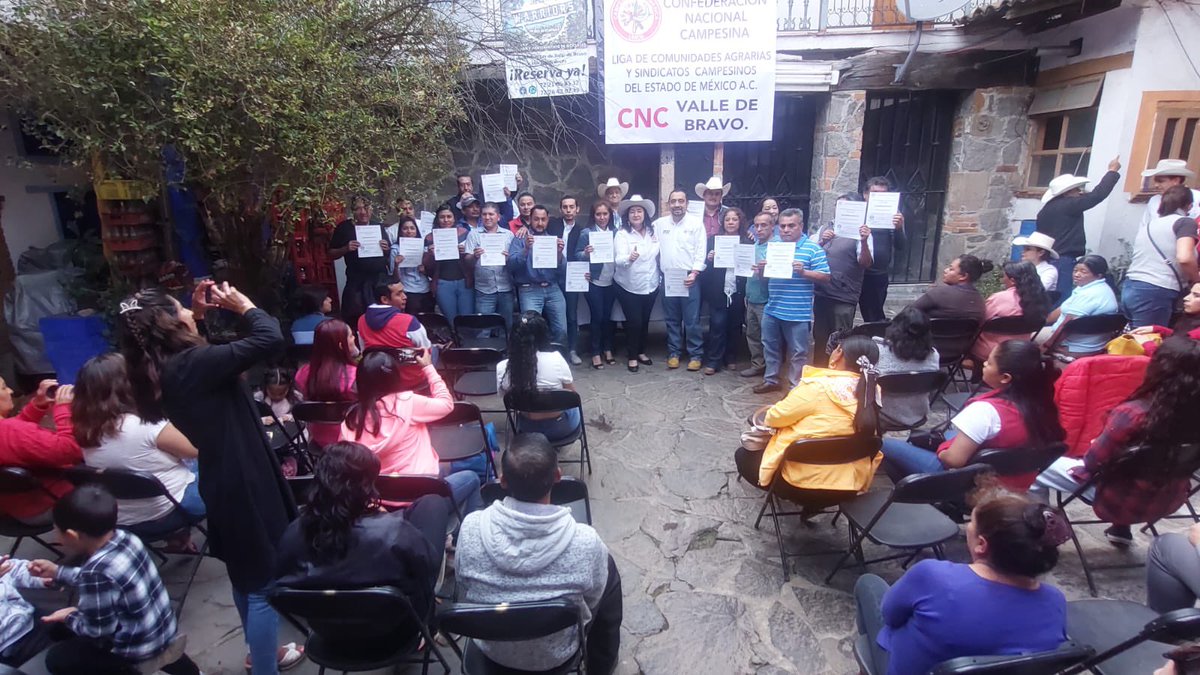 CNCEdodeMex's tweet photo. #ValleDeBravo 
Toma de Protesta de las Estructuras de la @CNCEdodeMex 

🔺Comité Municipal Campesino
🔺Secretaria de Acción Femenil
🔺Vanguardia Juvenil Agrarista
🔺Vieja Guardia Agrarista

Nuestra Líder @CarmenCarrenoG les recordó la importancia de trabajar juntos y en #Unidad. https://t.co/0RM7J8Z8ge