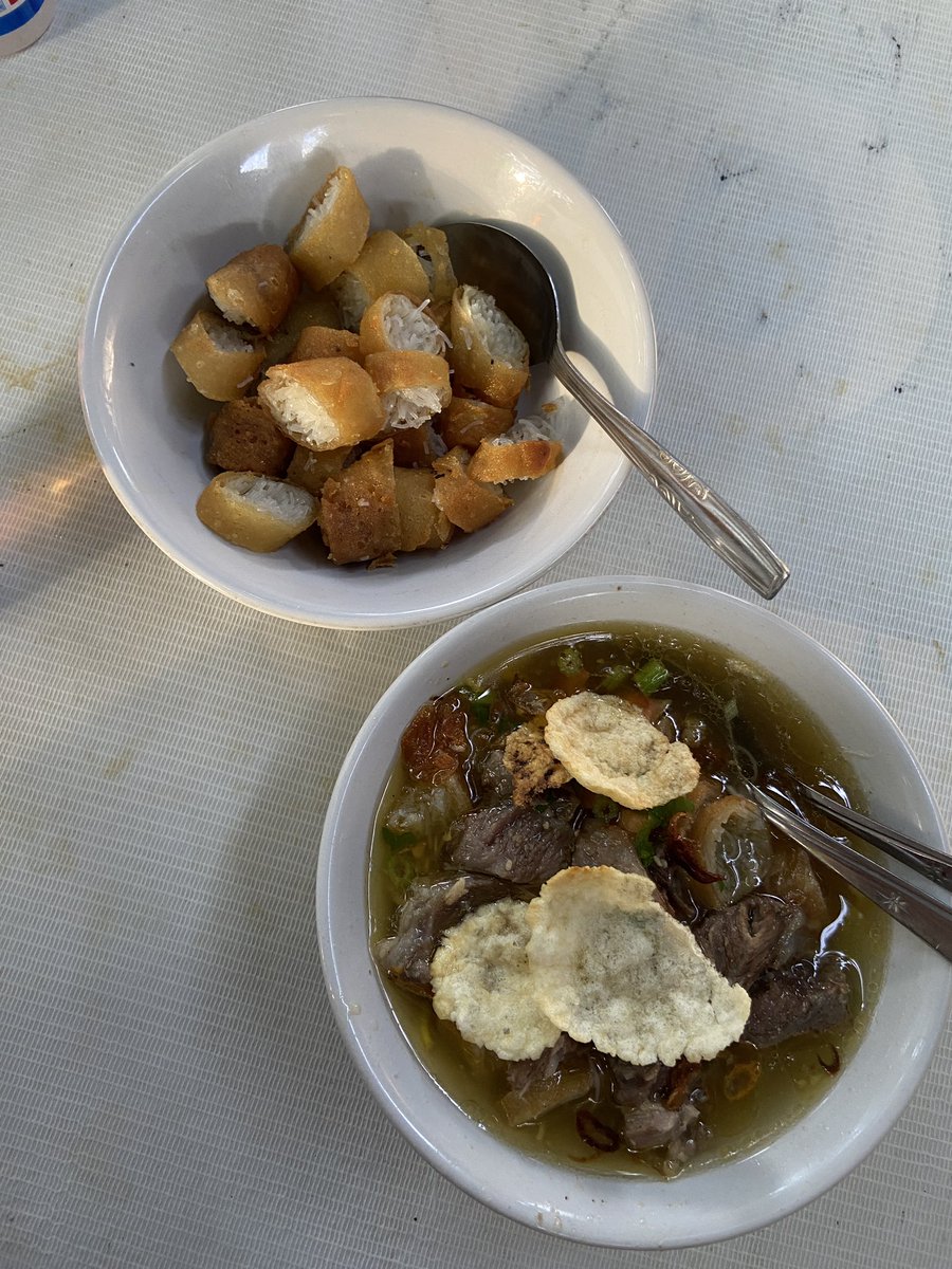 Olahraga di sekitaran Menteng ini emang enak suasananya. 

Sambil merenung pentingnya punya Eyang yang kaya.