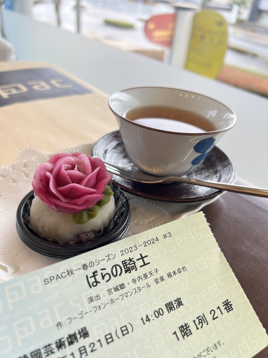 何度見てもうっとり以外の言葉が出てこない…

#spac
#ばらの騎士
#コラボスイーツ
#おはぎ
