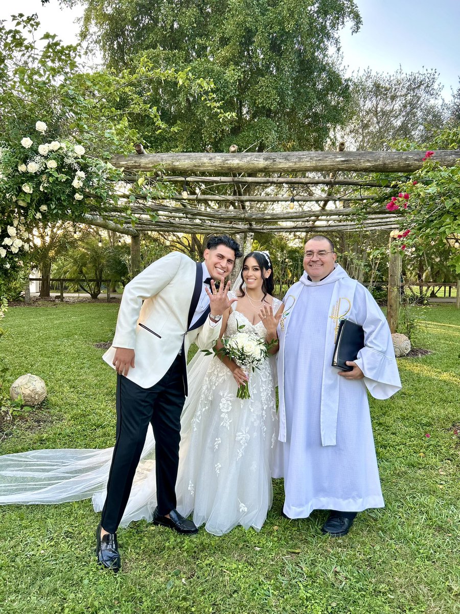 mikejcalderin's tweet photo. 01-20-24: Luis and Carina at La Estancia Farms! #perfection #TheLeadingCauseOfMarriage #michaeljcalderin #bestweddingofficiants #dynamicduo #weddingchaplain #VowMaster #greatcoupletowed #mjcalderincap https://t.co/SgZ67n1Uns