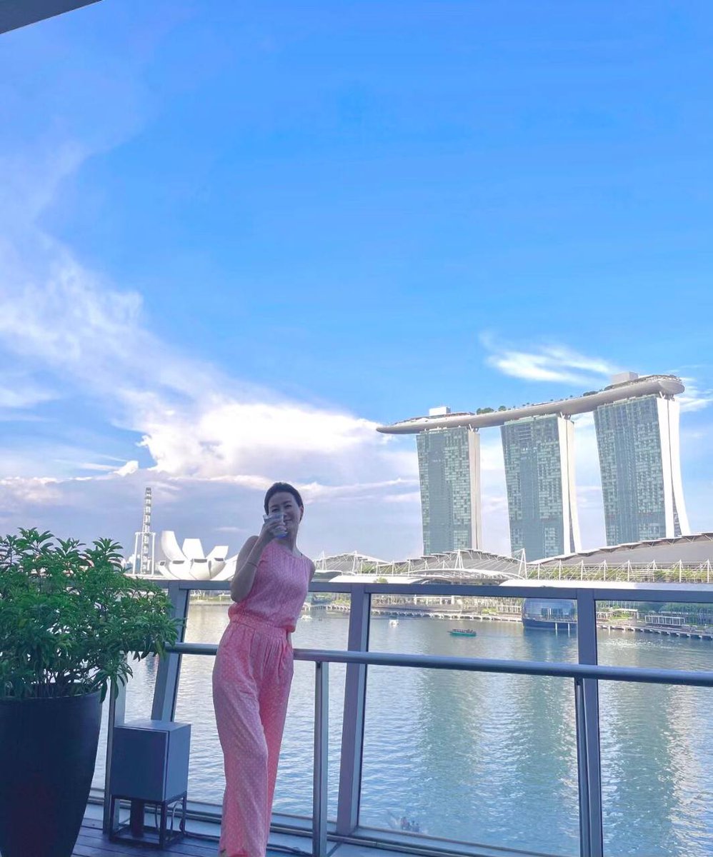 FinaPellu's tweet photo. Flying flowers send love, wispy clouds send good luck, hold a wisp of passing wind, wrap deep blessings in them, and send them to you, eliminating your worries and adding to your smile. If happiness lasts for a long time, how can it last every year? Happy birthday sister! https://t.co/KKSz3zIb5d