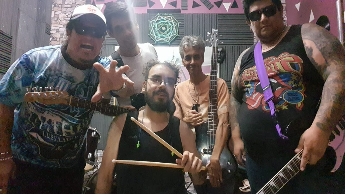 Muy pronto arrancando las pista
<a href="/Rugiendo_/">RUGIENDO (OFICIAL)</a>