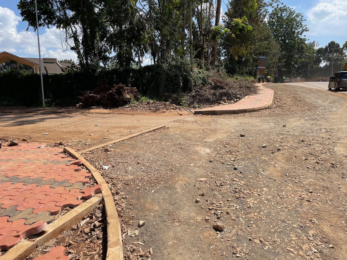 Is it OK to build footpaths without universal access in 2024?

This is why we need clear and detailed guidelines for footpath design in the new version of the Kenya road design manual.

📍UN Ave, Nairobi

#SDMUAK #CompleteStreets