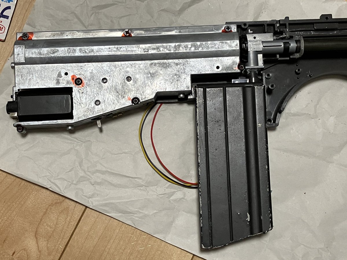 stiwagon555ver2's tweet image. メカボやチャンバーの収まりが付きマガジンもハマりました🎉

配線とかして、仮に組み上げて試射してみないと…

その後は、Hop調整するのにM4やG3などとは違って、エジェクションポートが開かないので、取り敢えず切って開けるしか無い…😓

#FAMAS #ファマス #ver1 #EG560
#ETU #FCU #電トリ #EG700