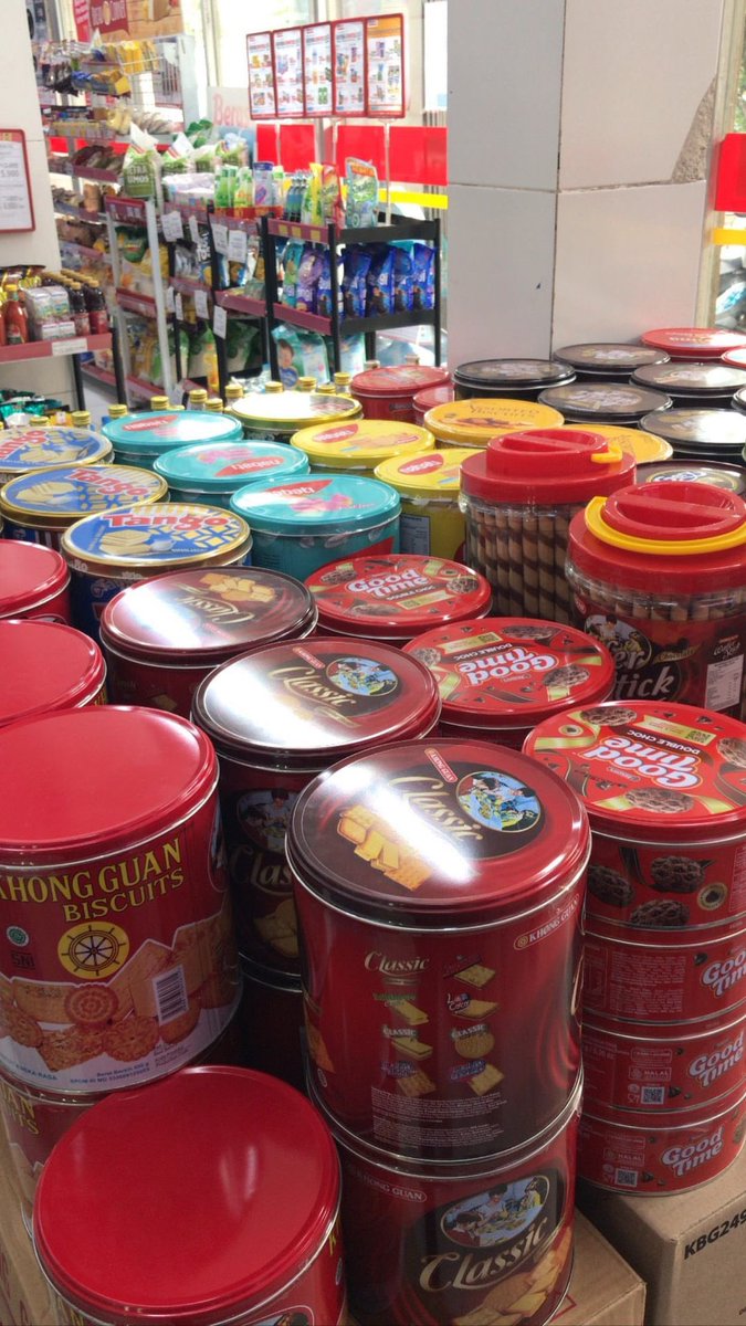 txtdrkuliner's tweet photo. Mini market udah mulai ada pajangan biskuit, tau kan artinya apa?😌 https://t.co/Xf01pWNGeW