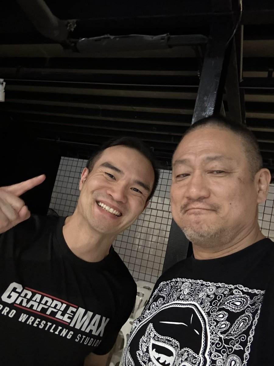 t346fire's tweet photo. 昨日の #setupth 会場一番人気だったのは��ノモス選手！華があるし、試合も良かった！今一番タイで人気のある選手じゃないかな。場内大興奮でした！対戦相手のシンガポールSPWのアンドリュー選手も写真ないけどカラダがゴツかったし、お客さんをノセるのが上手かったです。挨拶したらTシャツもらいました！ありがとう！シンガポールといえばGrapplemaxのグレッグさんにも久々に会えた！今度はシンガポールに行ってみたいな。
