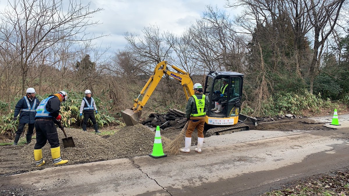 mlit_hokuriku's tweet photo. 【#令和６年能登半島地震】

#富山県建設業協会 会員（砺波工業株式会社）が、珠洲市で、地震で被害を受けた道路の段差補修の作業を実施しています
被害の復旧に向け、全力で作業しています

#国土交通省 #全国建設業協会 #災害支援 https://t.co/ZOG12boeJC