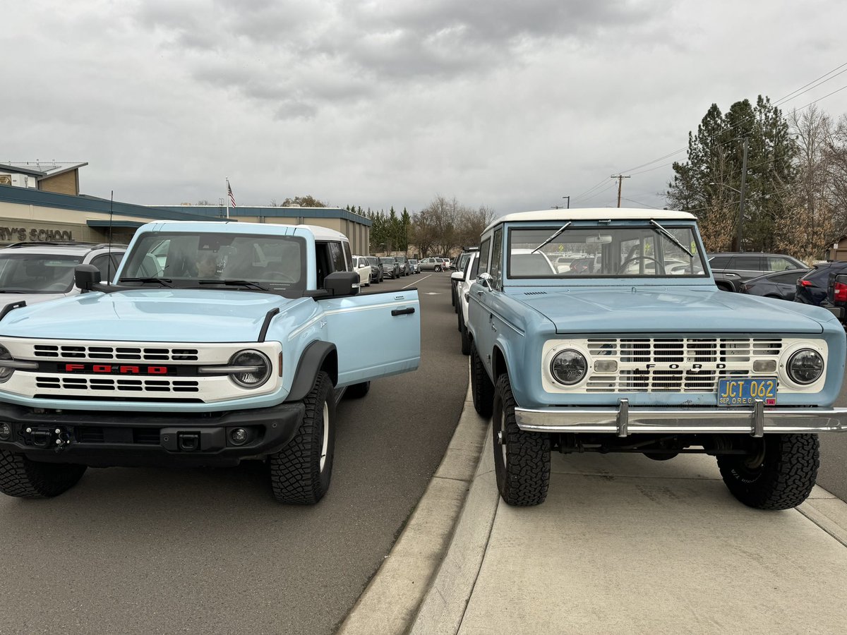TSheila3's tweet photo. @Ford Side by Side 
1966 Ford Bronco 
2023 Ford Bronco Heritage Limited #sothisreallyhappened #whataretheodds #saturdaymorning https://t.co/xKTyrbZVNz