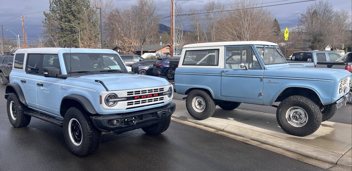 TSheila3's tweet photo. @Ford Side by Side 
1966 Ford Bronco 
2023 Ford Bronco Heritage Limited #sothisreallyhappened #whataretheodds #saturdaymorning https://t.co/xKTyrbZVNz