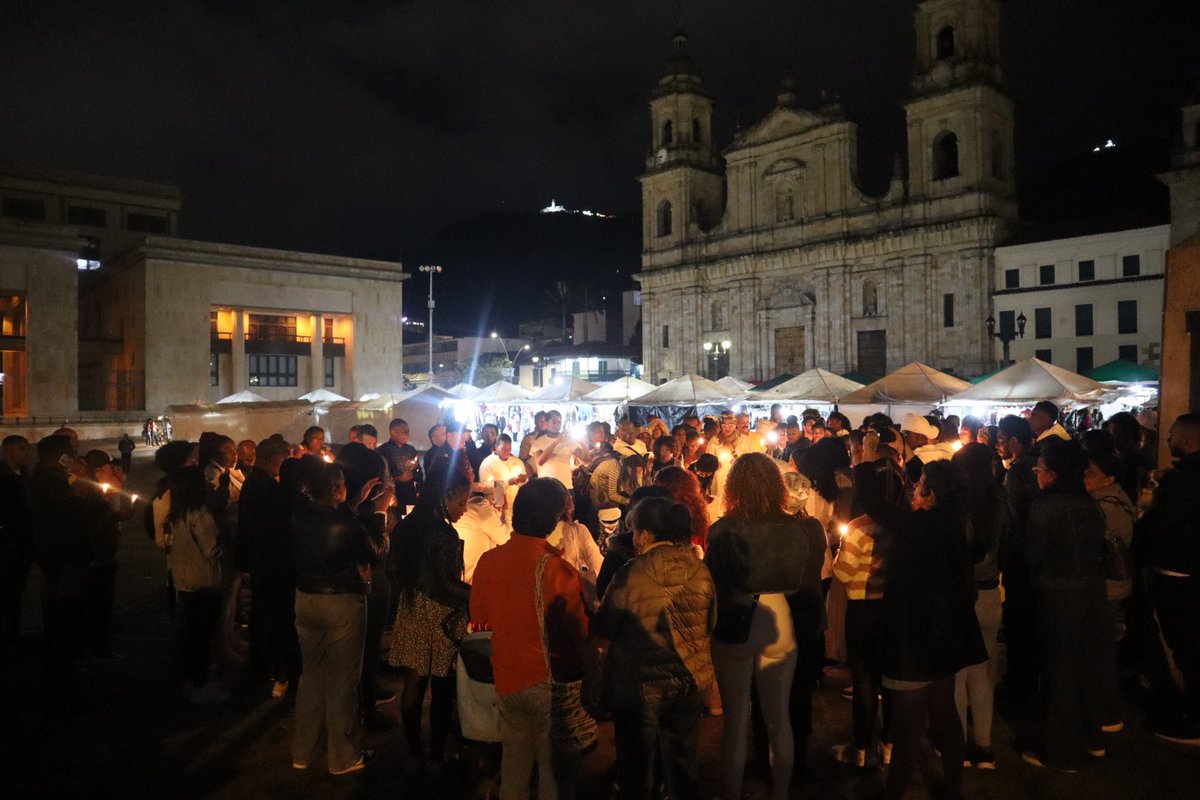 Asprillalibardo's tweet photo. Nos unimos al dolor de las familias afectadas por el trágico derrumbe en la vía Quibdó-Medellín. Hoy, alzamos la voz en la Velatón por la Dignidad del Pueblo Chocoano y honramos la memoria de nuestros hermanos del Chocó, víctimas del histórico abandono estatal. 

@petrogustavo - @FranciaMarquezM